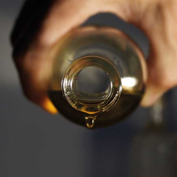 LP_oel Pflanzenbasiertes ätherisches Öl, welches bei Louisa's Rituals verwendet wird läuft aus Glasflasche